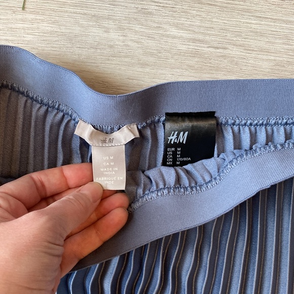 H&M | Blue pleated midi skirt | Size Medium - Picture 3 of 4